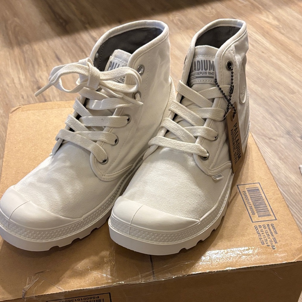 NWT Palladium Canvas High-Tops in Cream size 7